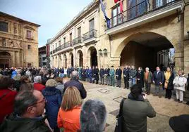 Minuto de silencio en Oviedo por los guardias civiles de Barbate.
