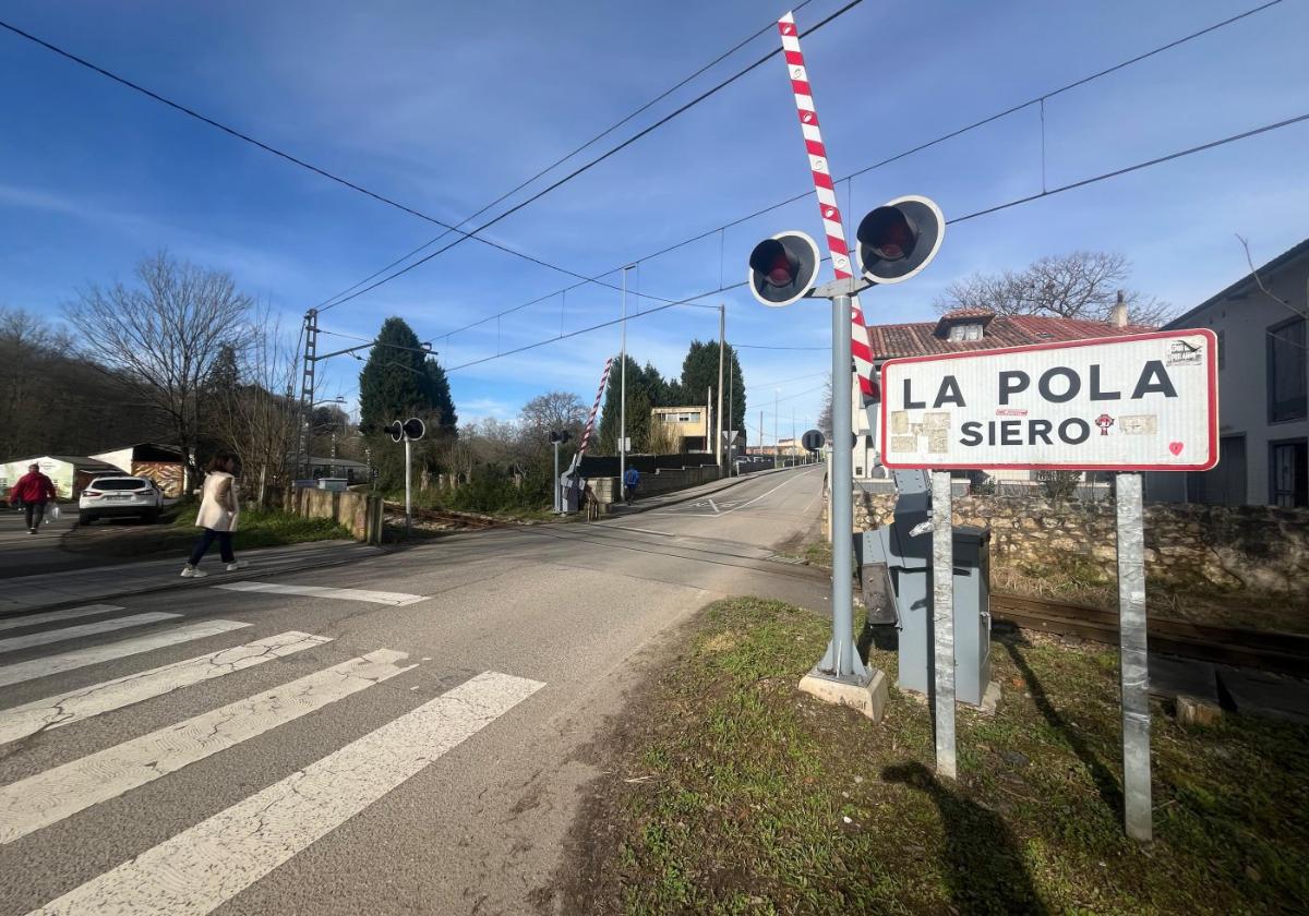 Paso a nivel de La Pola, donde confluyen el trazado de Feve, la SI-8 y la senda peatonal del río Nora.