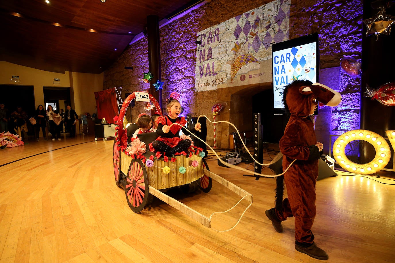 Diversión y color en el concurso de disfraces infantil de Oviedo