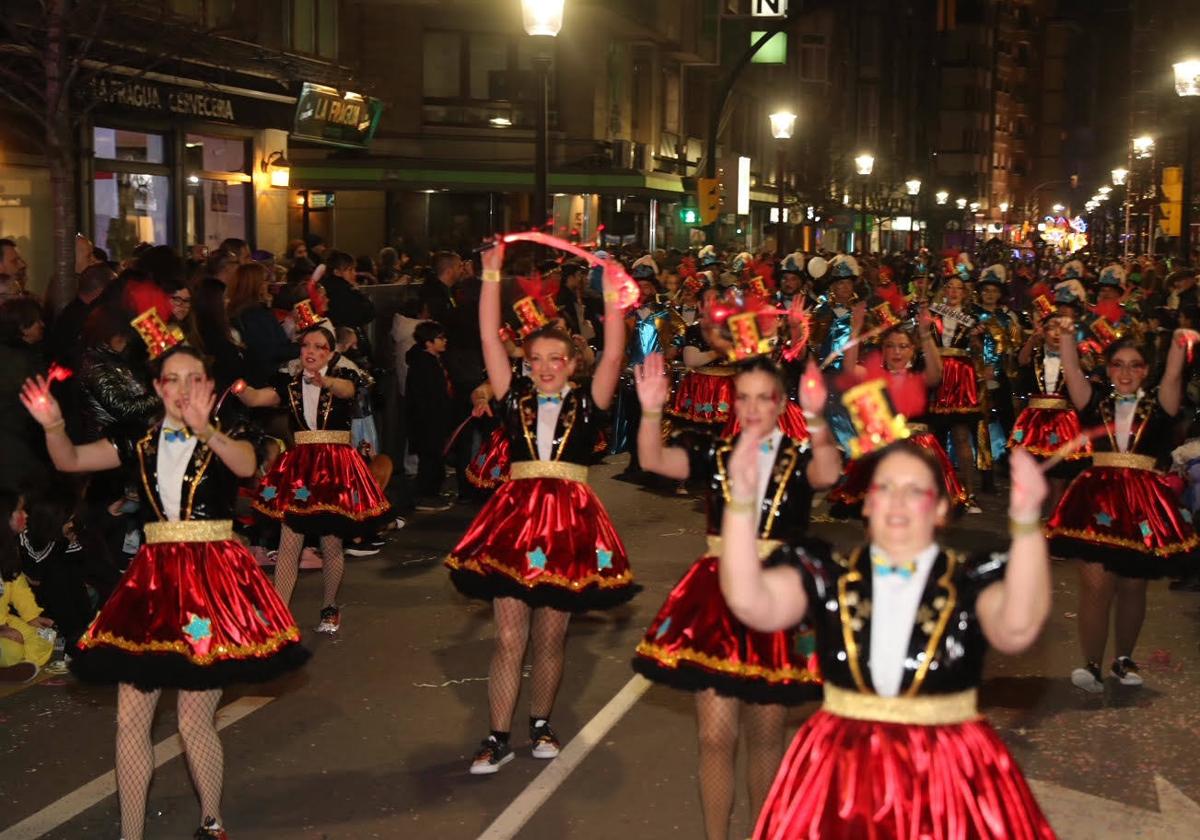 El Antroxu llena Gijón de fiesta, color y alegría