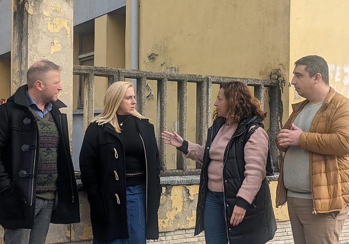 La diputada del PP Susana Fernández visita las antiguas escuelas de Caborana, en el concejo de Aller.