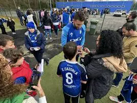 Borja Bastón firma un autógrafo a uno de los aficionados del Real Oviedo.