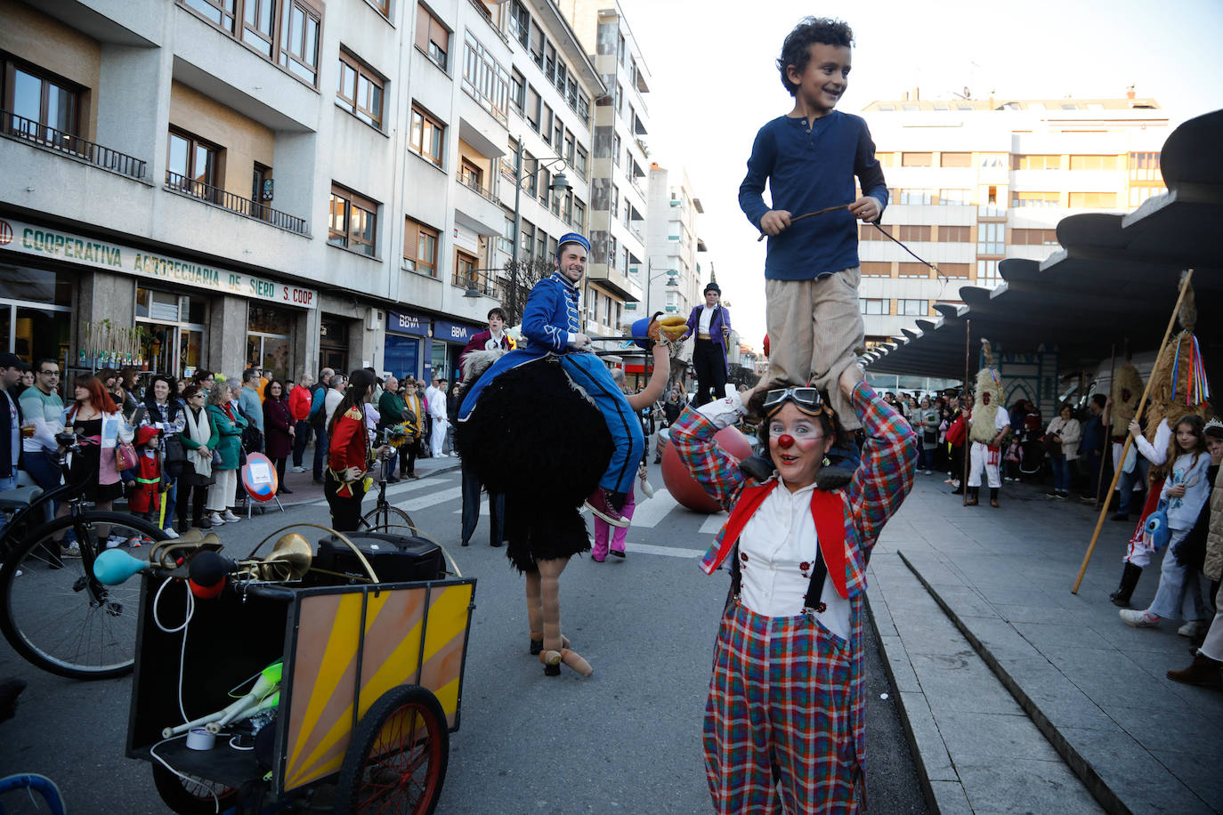 Diversión por las calles de Siero: así fue el gran desfile de carnaval