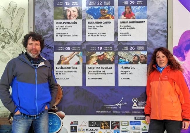 Jonatan González y Luz Vidal, guías de montaña avilesinos y promotores de ests Jornadas ante el cartel repleto de mujeres de esa tercera edición