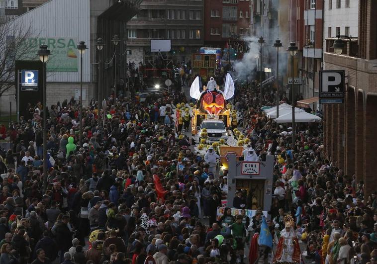 Así se vivió en directo el desfile del carnaval de Avilés