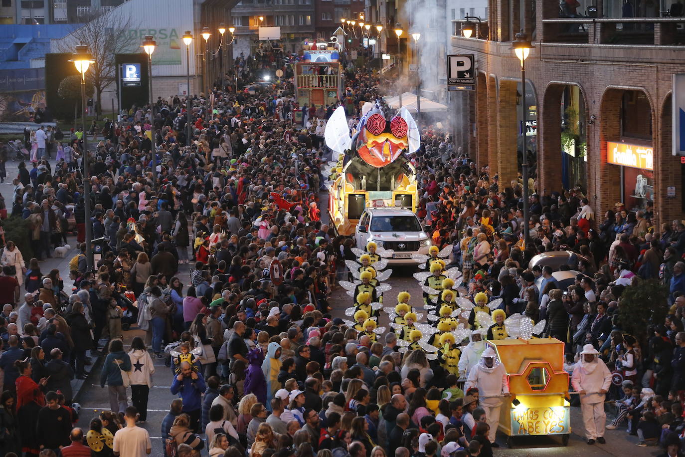 Un desfile de Antroxu con mucho color y ritmo en Avilés