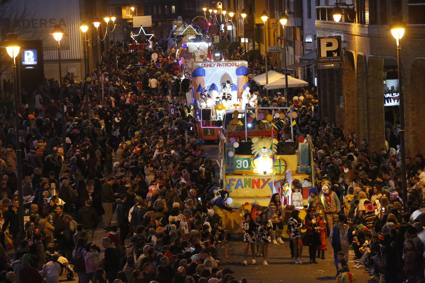 Un desfile de Antroxu con mucho color y ritmo en Avilés