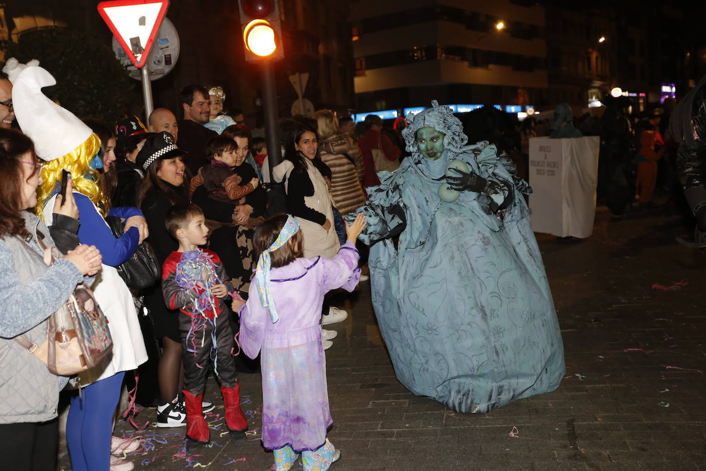 Un desfile de Antroxu con mucho color y ritmo en Avilés