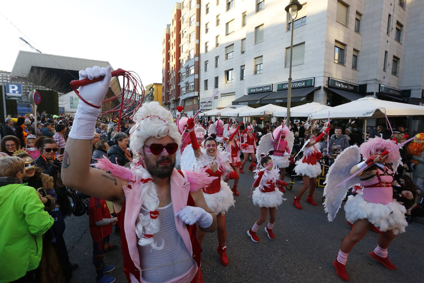 Un desfile de Antroxu con mucho color y ritmo en Avilés