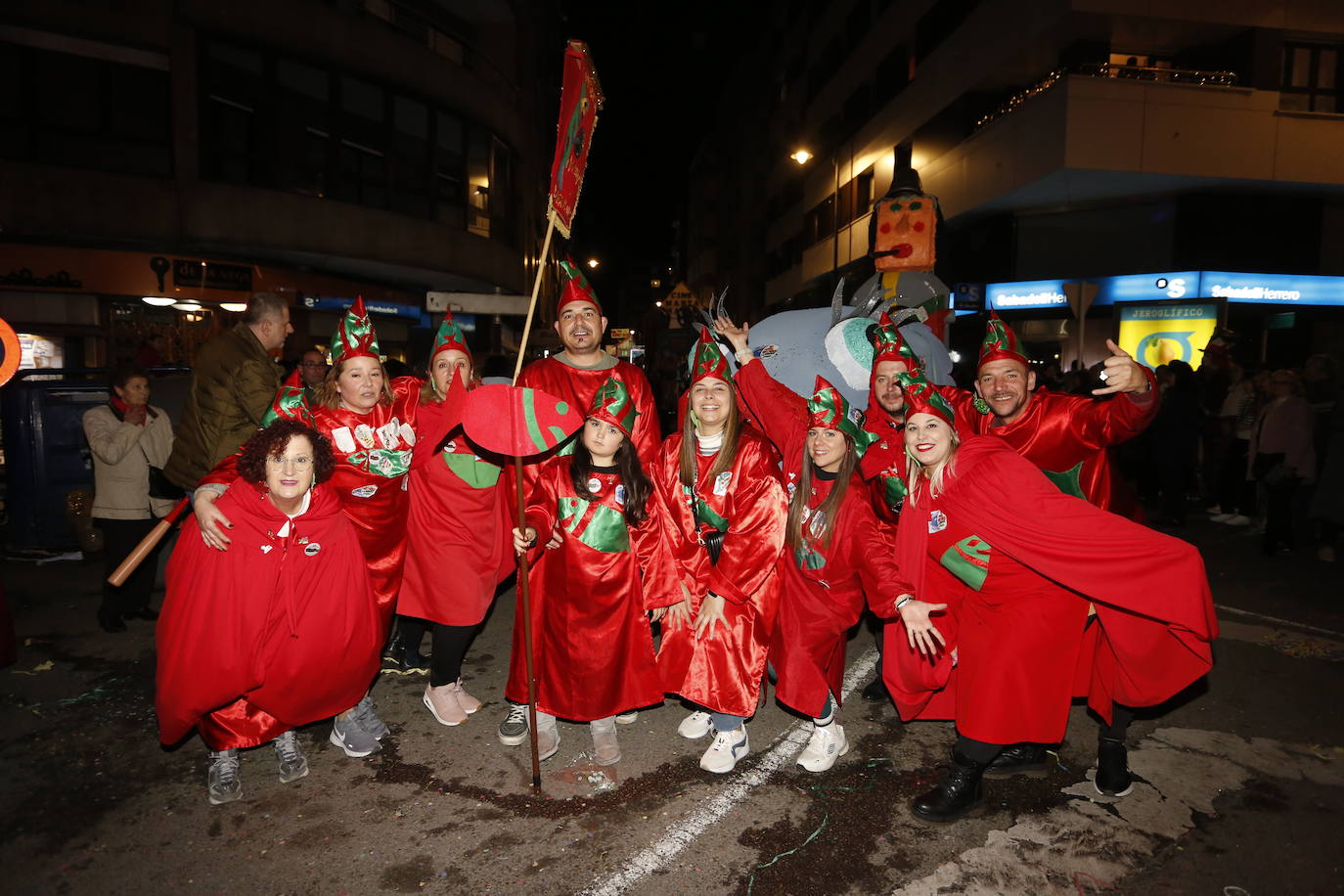 Un desfile de Antroxu con mucho color y ritmo en Avilés