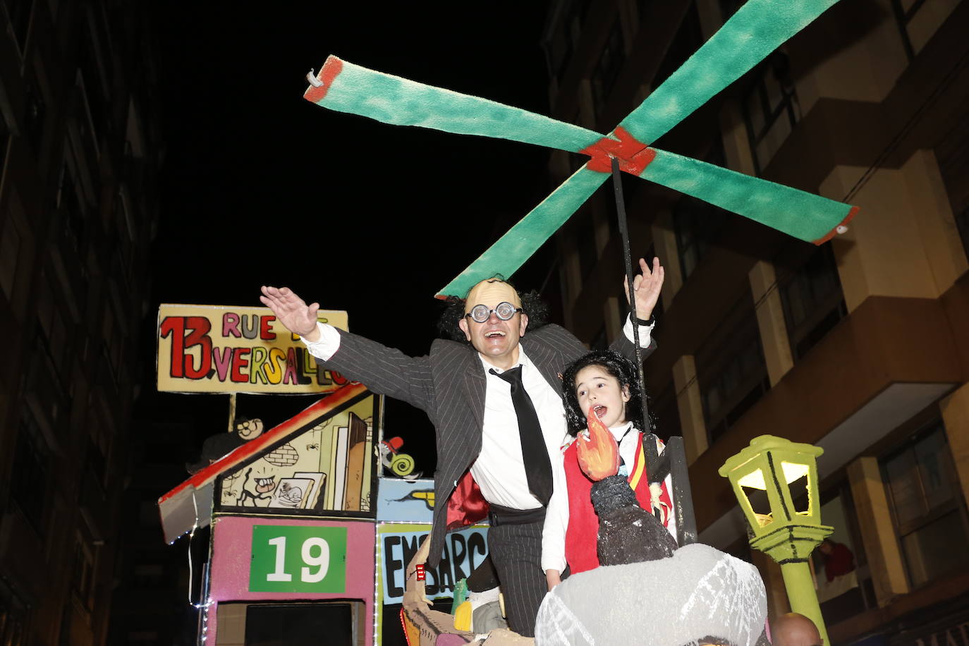 Un desfile de Antroxu con mucho color y ritmo en Avilés