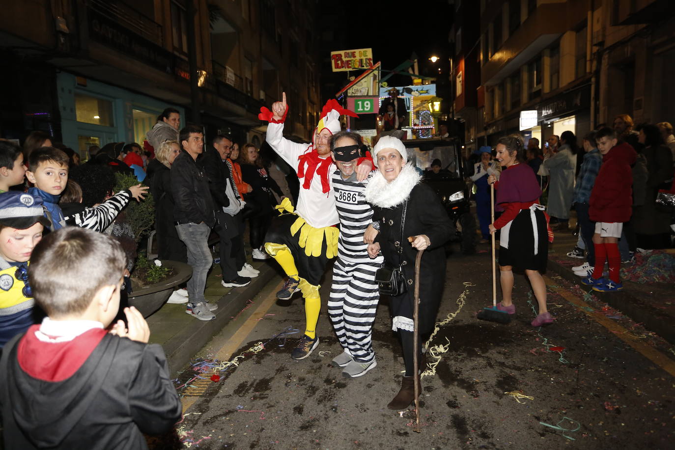 Un desfile de Antroxu con mucho color y ritmo en Avilés