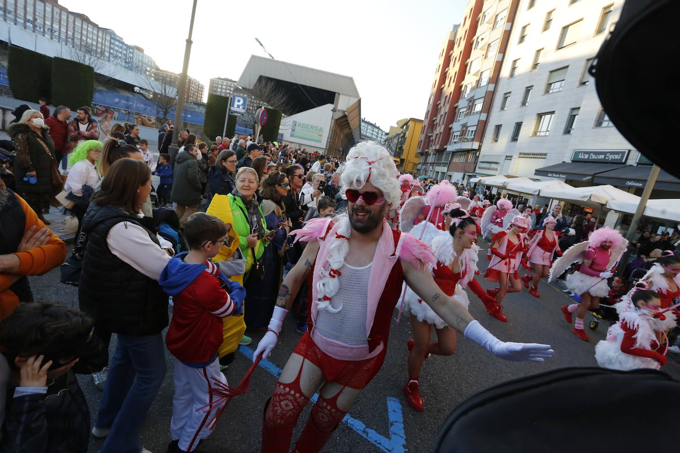 Un desfile de Antroxu con mucho color y ritmo en Avilés