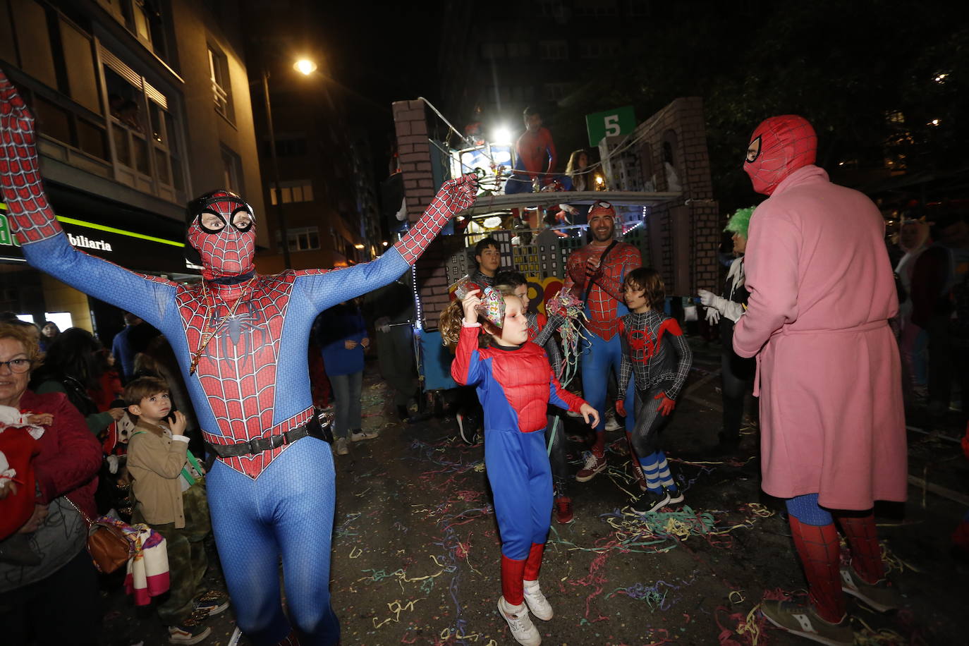 Un desfile de Antroxu con mucho color y ritmo en Avilés