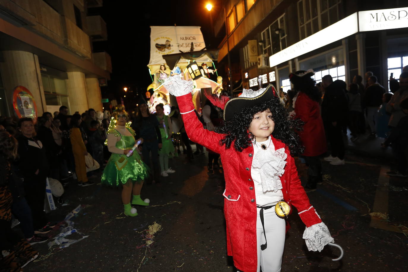 Un desfile de Antroxu con mucho color y ritmo en Avilés