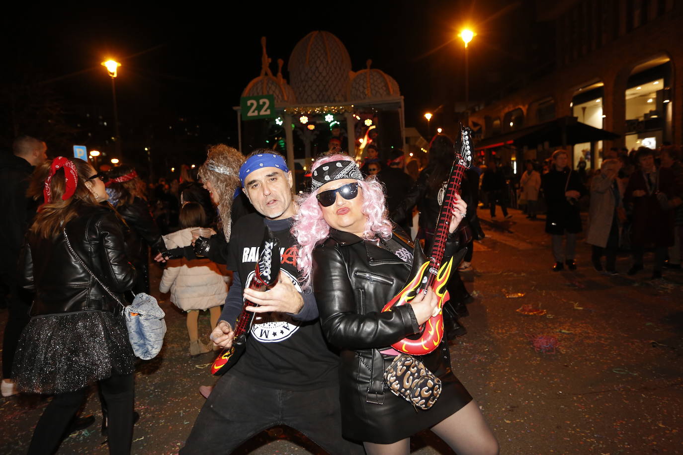 Un desfile de Antroxu con mucho color y ritmo en Avilés