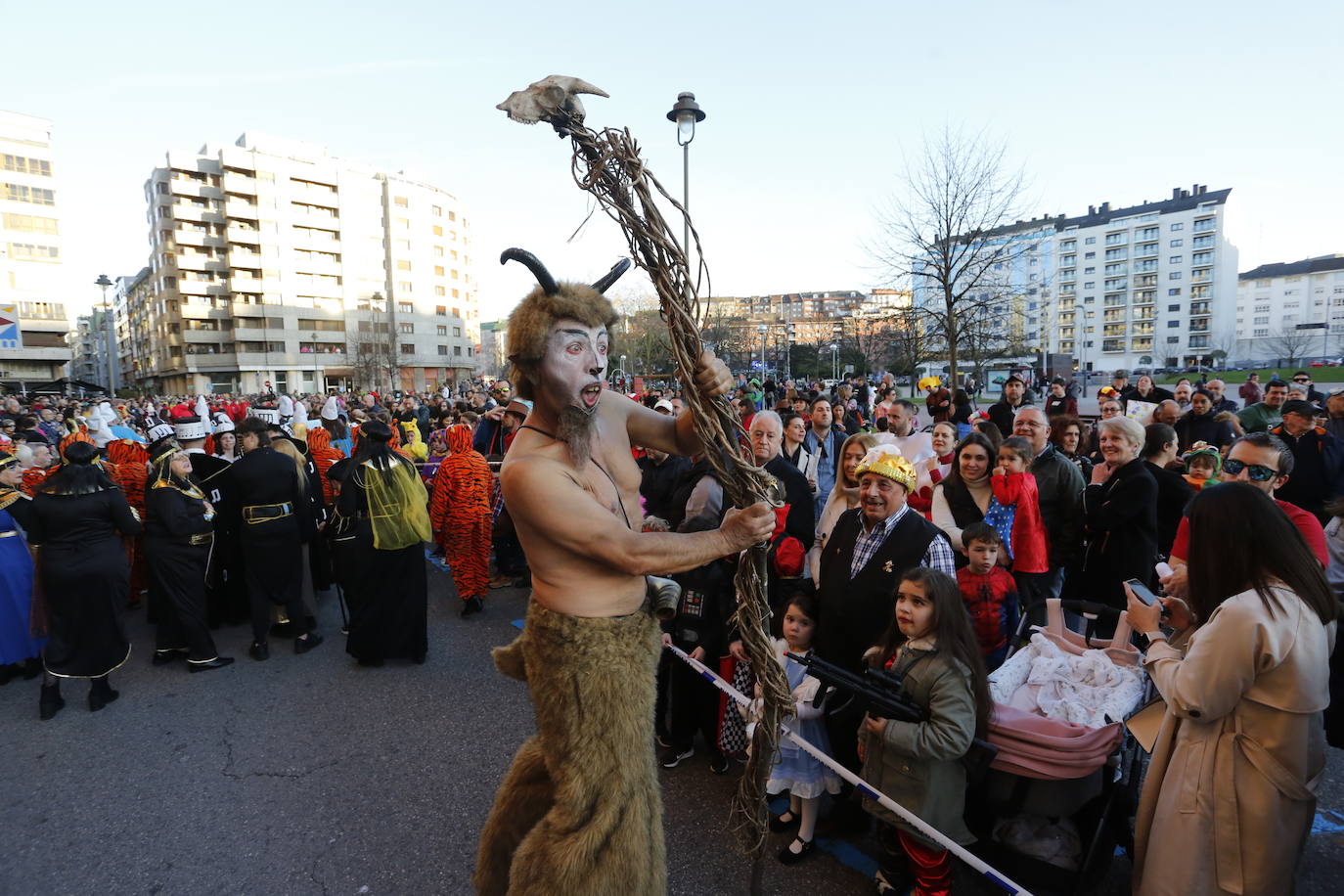 Un desfile de Antroxu con mucho color y ritmo en Avilés