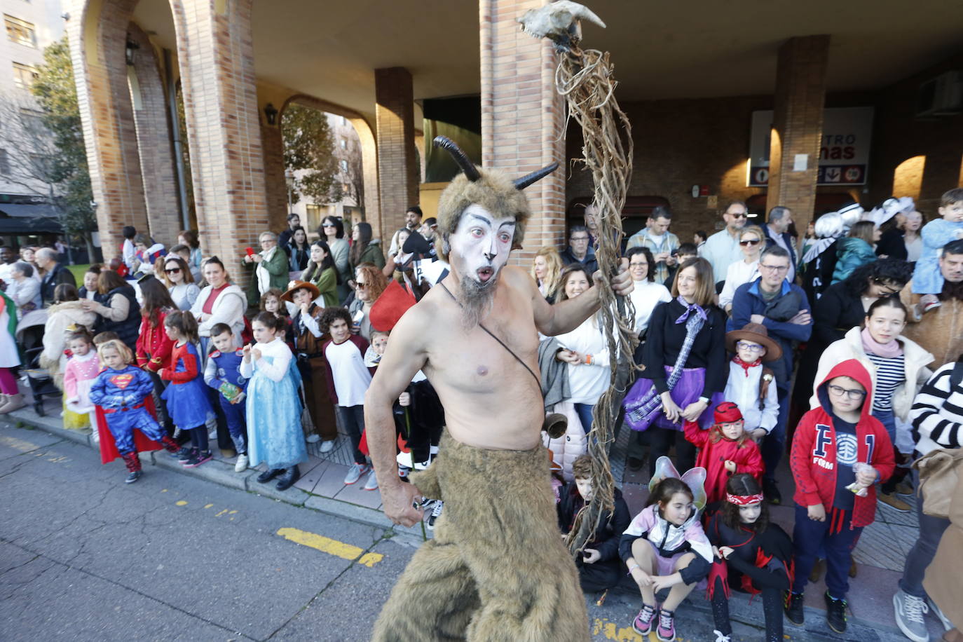 Un desfile de Antroxu con mucho color y ritmo en Avilés