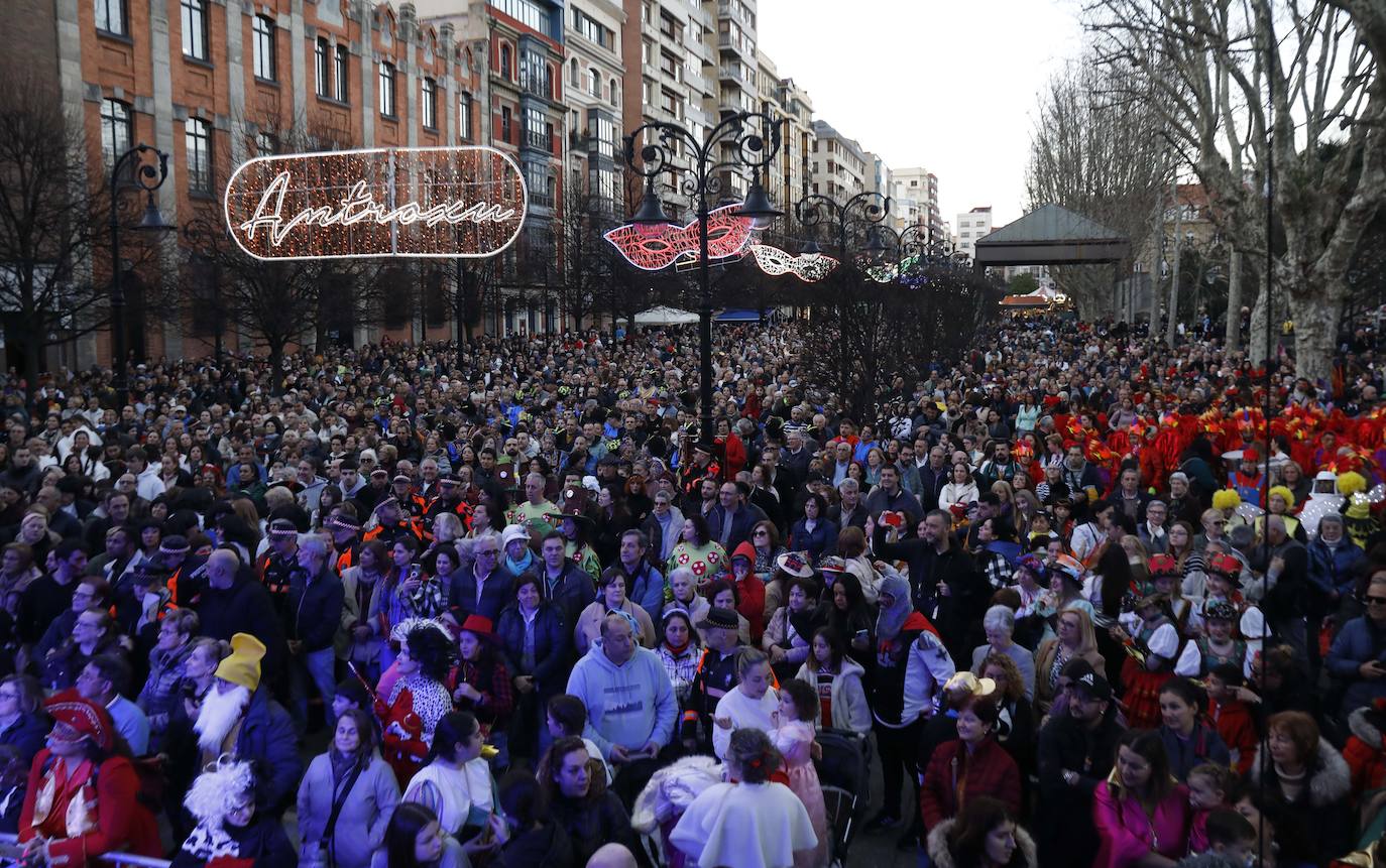 Gijón despide a su sardina y pone fin al Antroxu: todas las imágenes del Martes de Carnaval