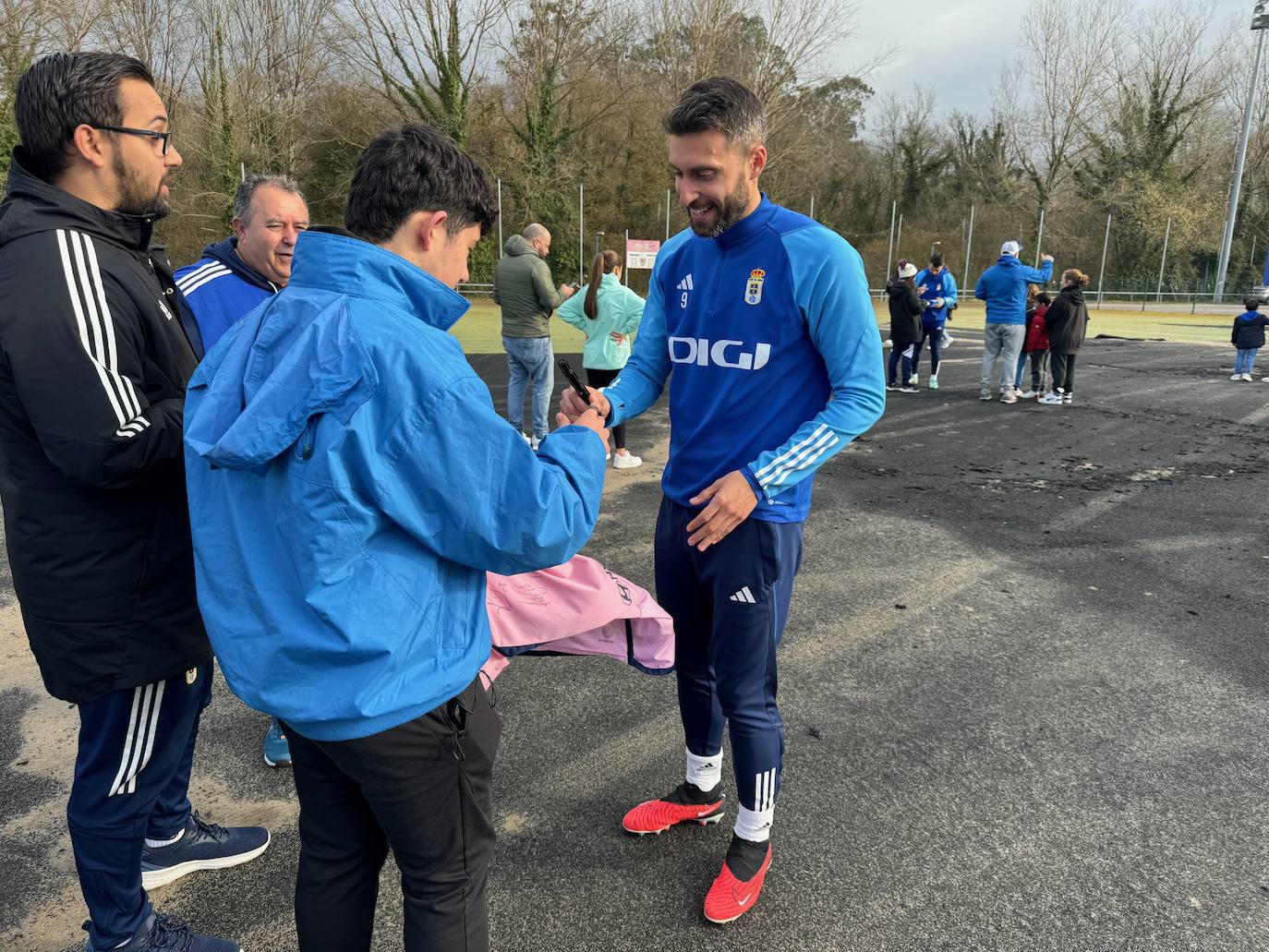 El Real Oviedo agradece el apoyo de la afición y esta responde