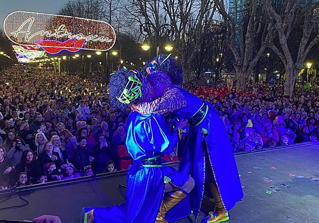 Con un enternecedor beso, la pareja confirmó su enlace juntos.