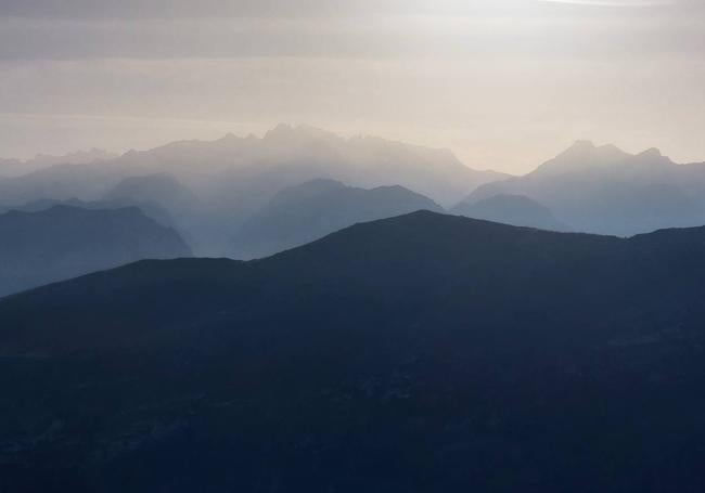 Aunque la visión de los Picos de Europa es constante en esta ruta, desde La Cogolla se miran el macizo central y occidental, así como el preCornión