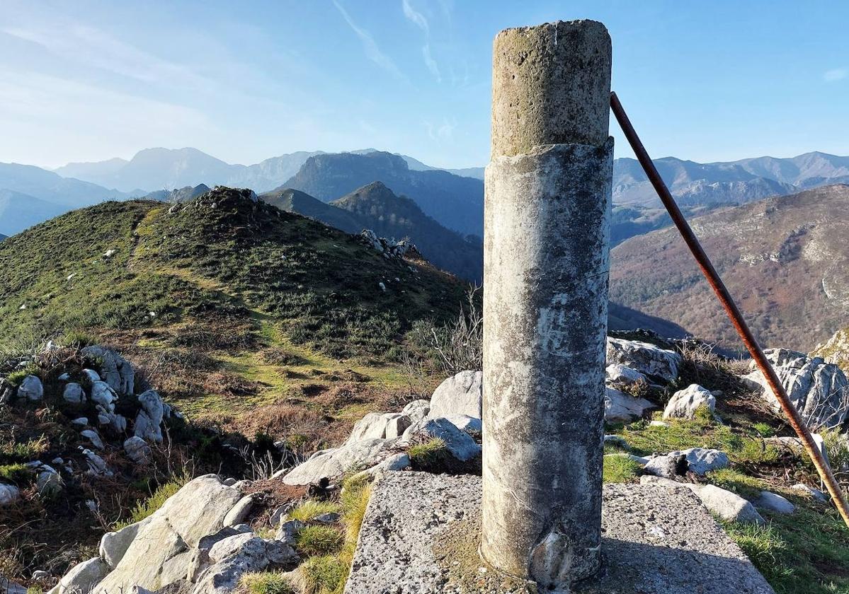 vértice geodésico que marca el punto más alto del pico la Cogolla y mirando hacia la Mota Cetín, montaña de formas cuadradas que es el techo del concejo de Parres