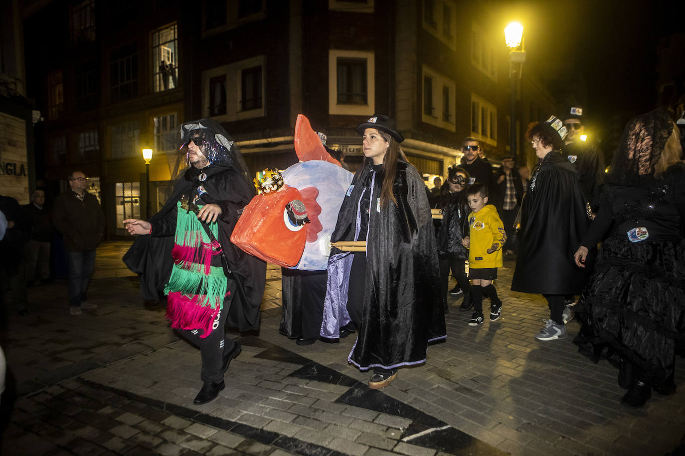 Avilés entierra a la sardina y despide su carnaval