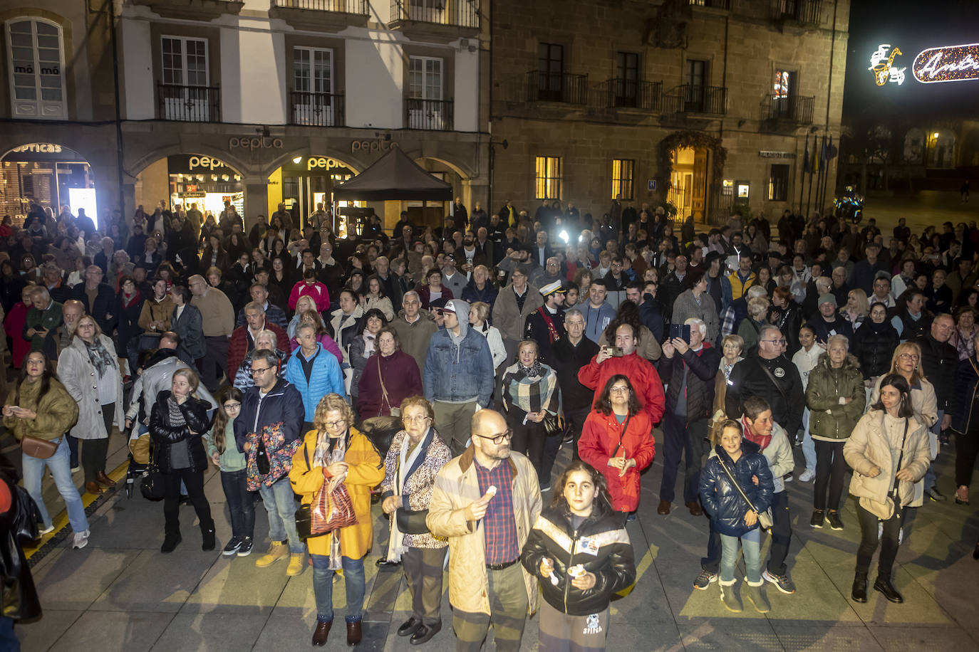 Avilés entierra a la sardina y despide su carnaval