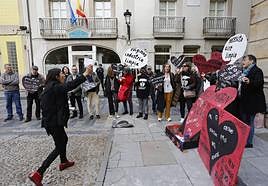 Mientras se celebraba el Pleno, a las puertas de la casa consistorial tuvo lugar una protesta contra la contaminación.