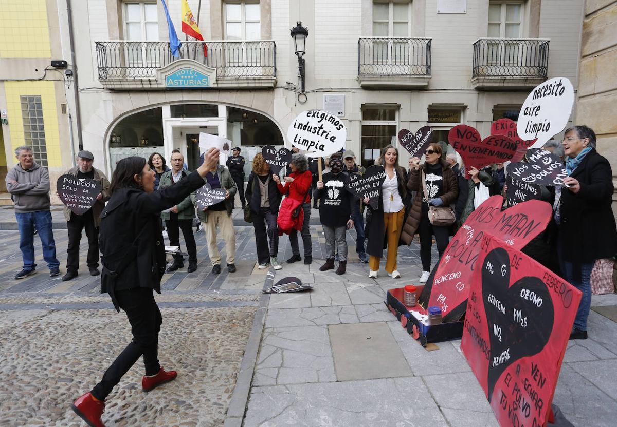 Mientras se celebraba el Pleno, a las puertas de la casa consistorial tuvo lugar una protesta contra la contaminación.