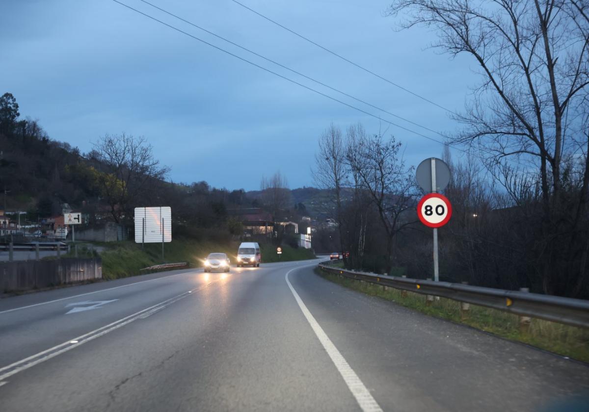 Una de las nuevas señales que limitan la circulación a 80 kilómetros por hora en la zona de Ciaño.