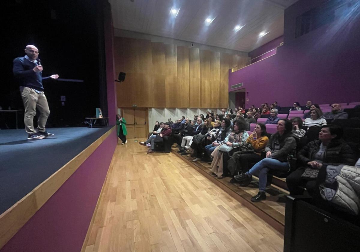 Virginio Ramírez da información sobre 'Encumbradas' en el auditorio de Pola de Siero, anoche.