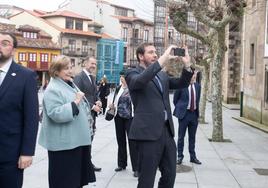 El ministro, Óscar Puente, sacando una foto con su teléfono móvil en Avilés.