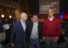 Joaquín Miranda, José Carlos Fernández Sarasola y Luis Mitre, precandidatos a presidir el Grupo Cultura Covadonga, se saludaron ayer en la asamblea extraordinaria.