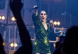 La cantante invitó al público a acompañarla en muchas de sus canciones, entre vítores, aplausos y unos cuantos 'guapa'.