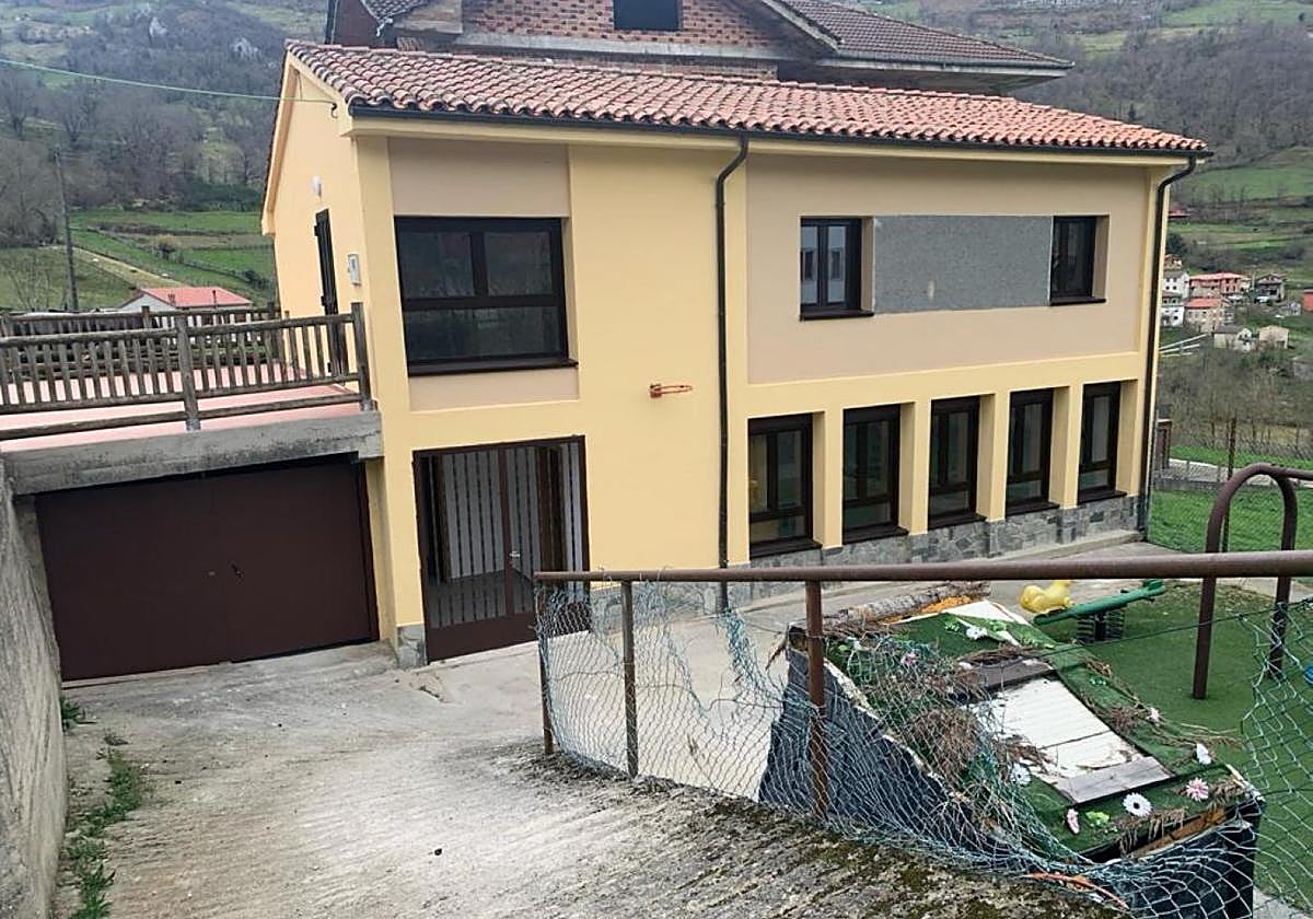 Las antiguas escuelas de La Ferrera, ya rehabilitadas.