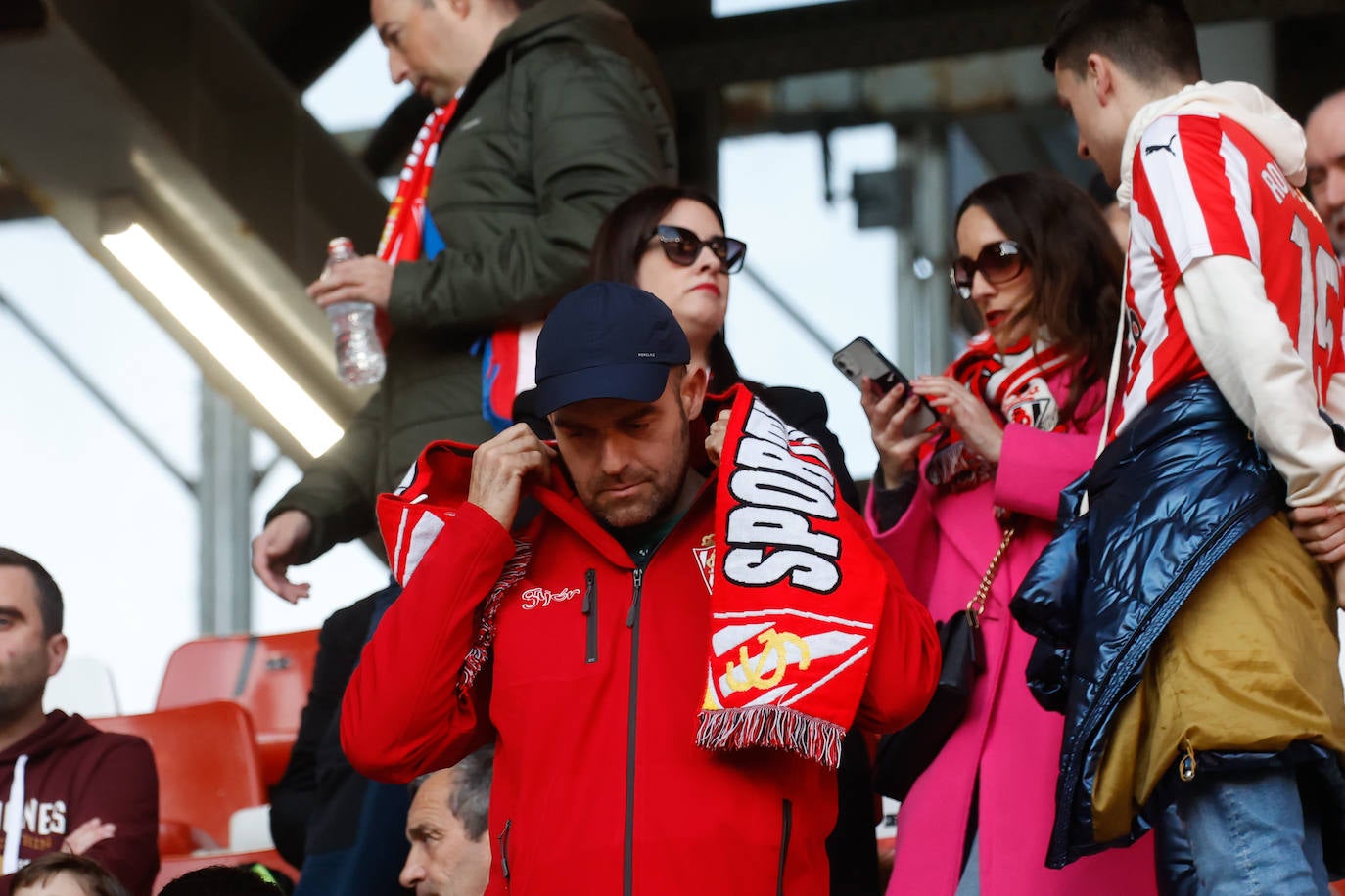 ¿Estuviste viendo el Sporting - Valladolid en El Molinón? ¡Búscate en las fotos!