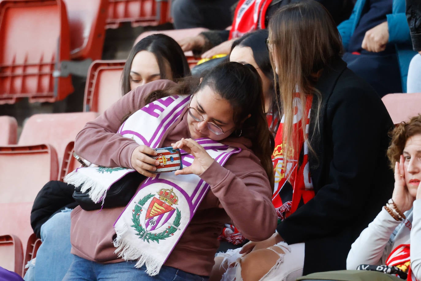 ¿Estuviste viendo el Sporting - Valladolid en El Molinón? ¡Búscate en las fotos!