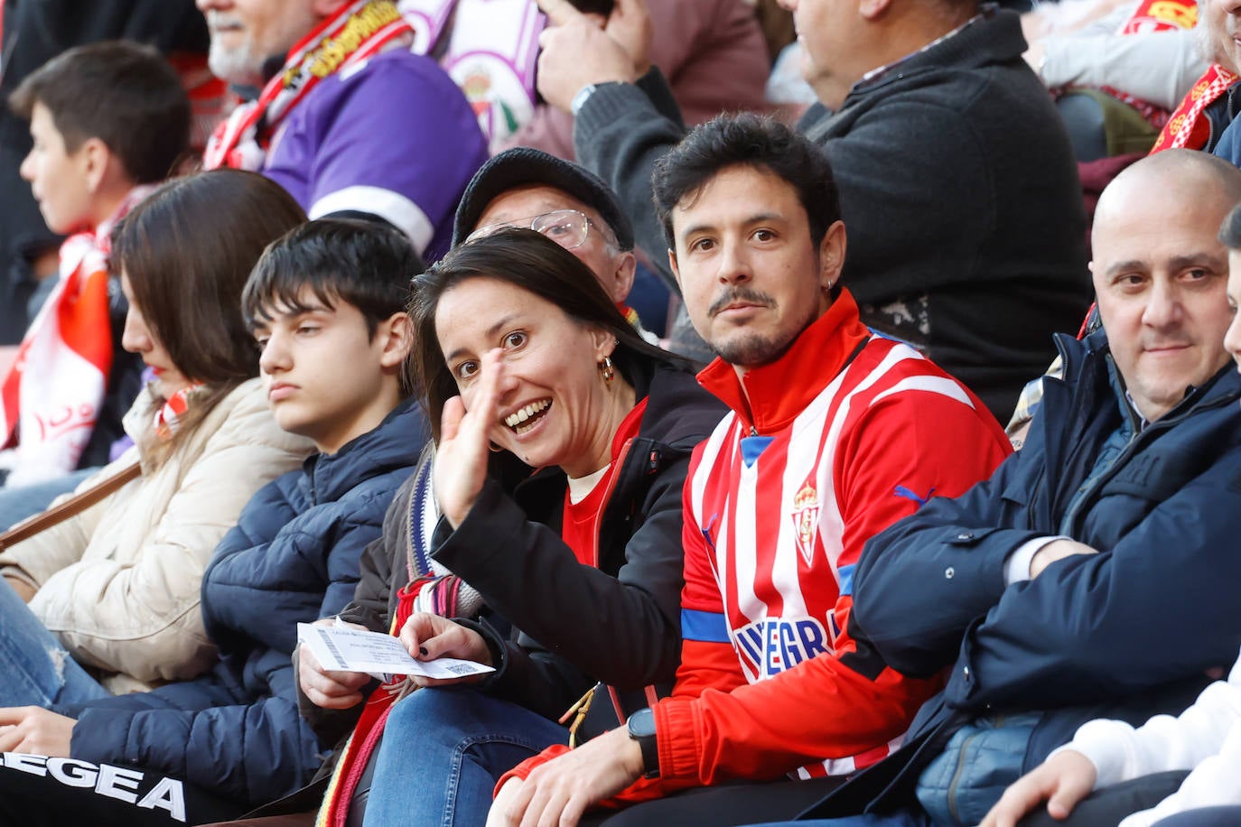 ¿Estuviste viendo el Sporting - Valladolid en El Molinón? ¡Búscate en las fotos!