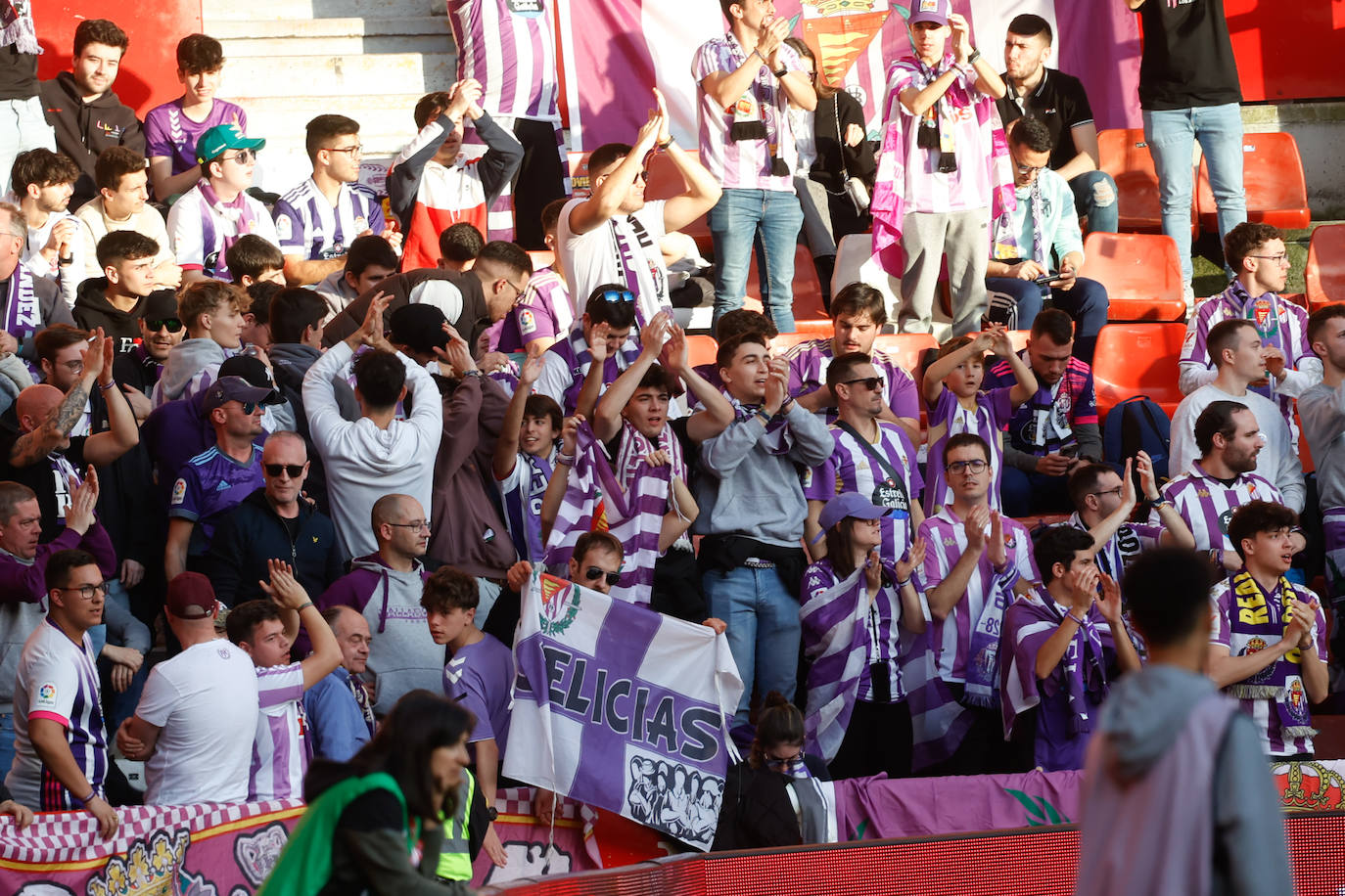 ¿Estuviste viendo el Sporting - Valladolid en El Molinón? ¡Búscate en las fotos!