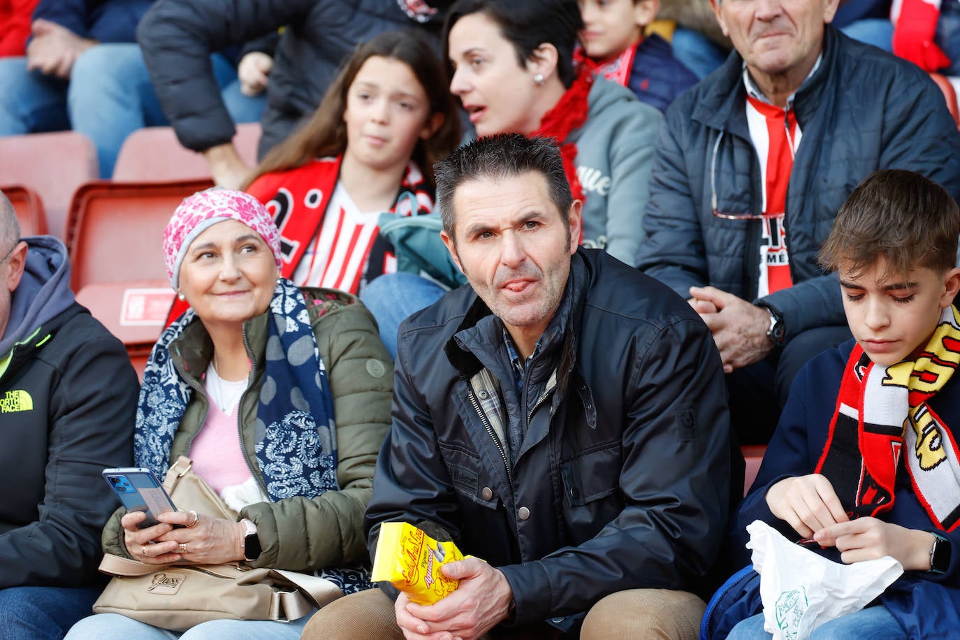 ¿Estuviste viendo el Sporting - Valladolid en El Molinón? ¡Búscate en las fotos!