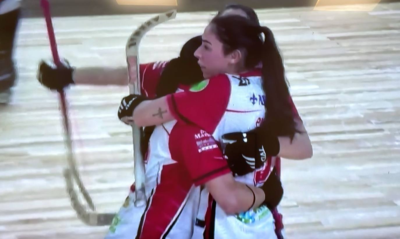 Las jugadoras celebran uno de los goles.