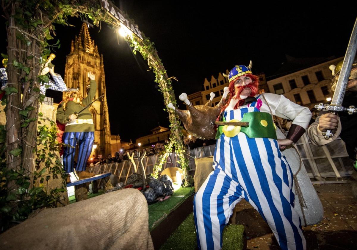 Representación de Astérix y Obélix en la plaza de la Catedral, donde se ubicó el jurado que eligió a los ganadores.