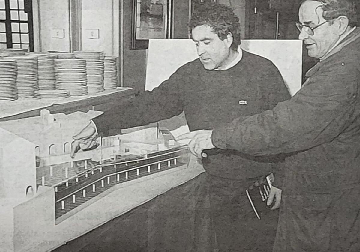 Los asistentes comentaron los detalles de la obra.