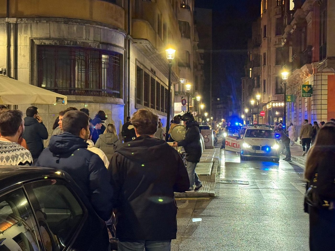 Policía Local junto a la plaza Monte Piedad, la noche del sábado.