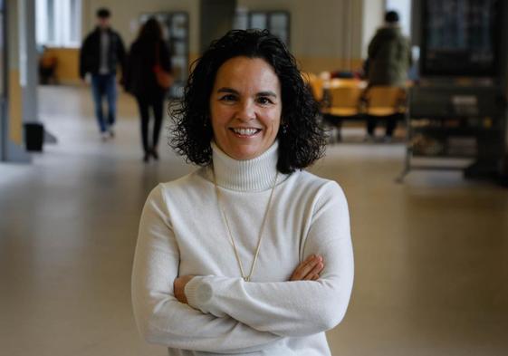 Inés Suárez Ramón, en un pasillo del Edificio Polivalente de la Escuela Politécnica de Ingeniería (EPI) de Gijón. El pasado noviembre cumplió su primer año como directora del centro.