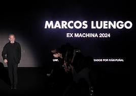 Marcos Luengo saluda al terminar el desfile.