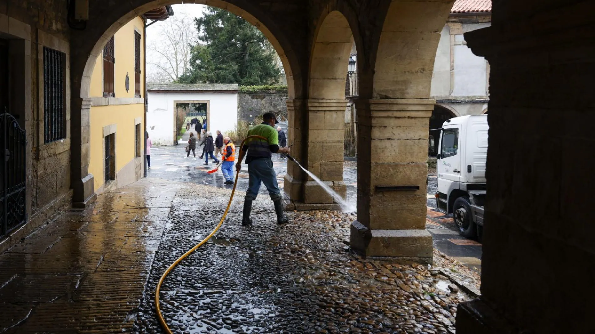 Avilés multó a 18 personas por orinar en la calle en el último año | El  Comercio: Diario de Asturias