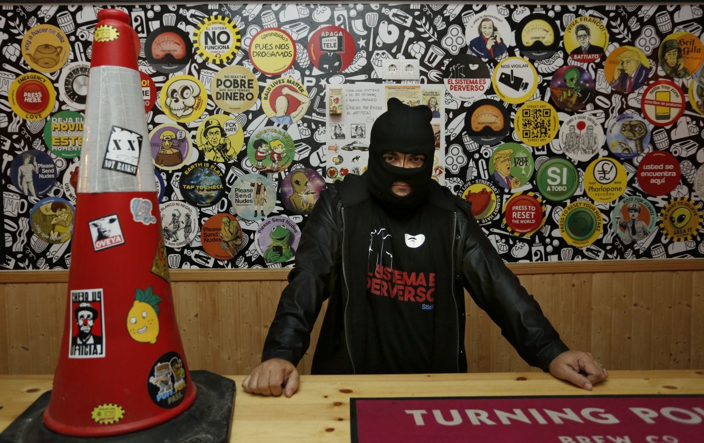 El artista Stickerman enseña alguno de los diseños que tiene expuestos en la cervecería.